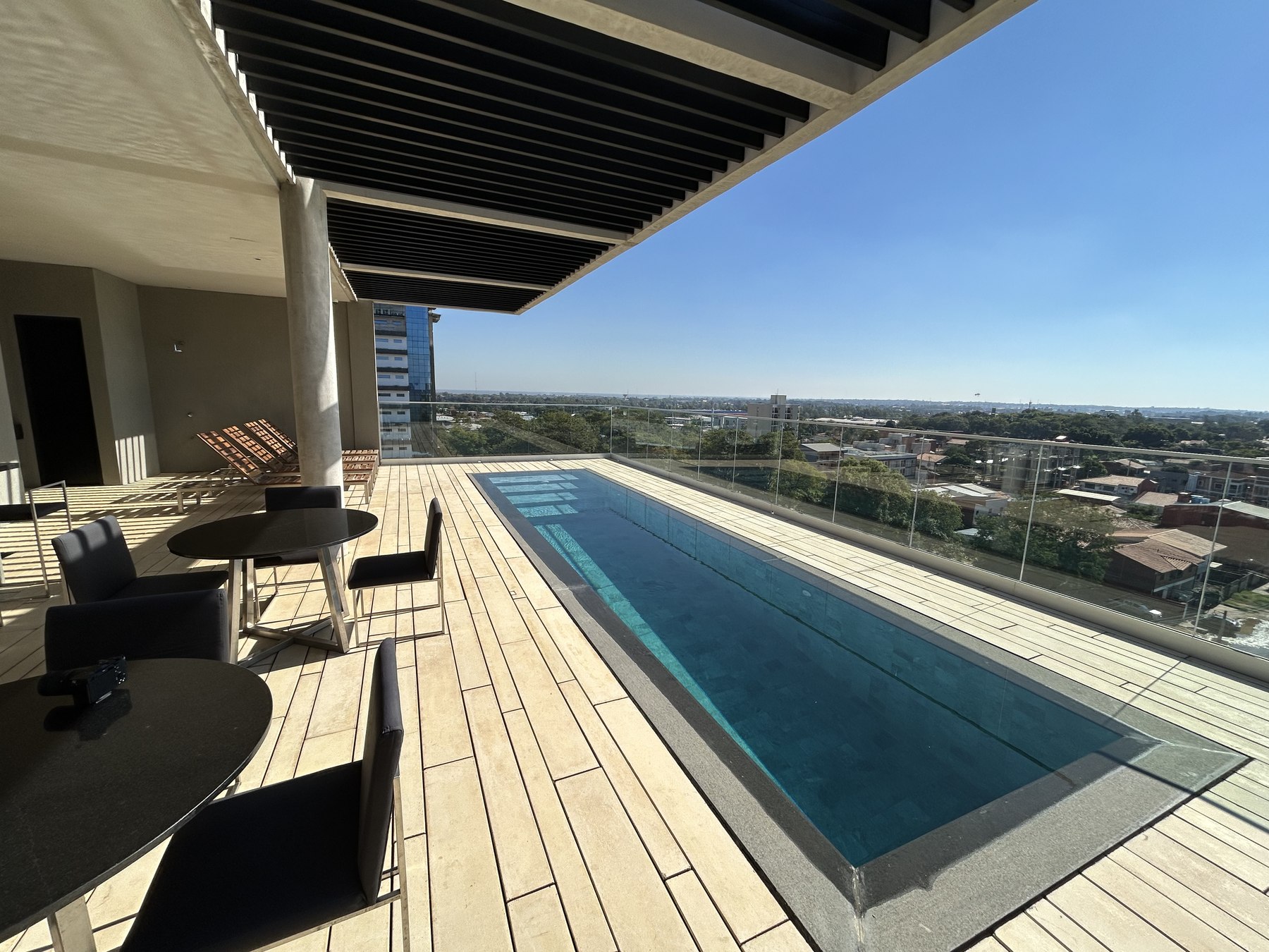 Campus I rooftop pool and terrace – turnkey student housing Asunción